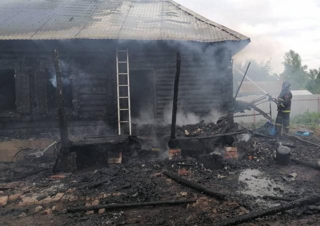 «Ребенок хотел пожарить яичницу»: в Башкирии сгорел дом многодетной семьи