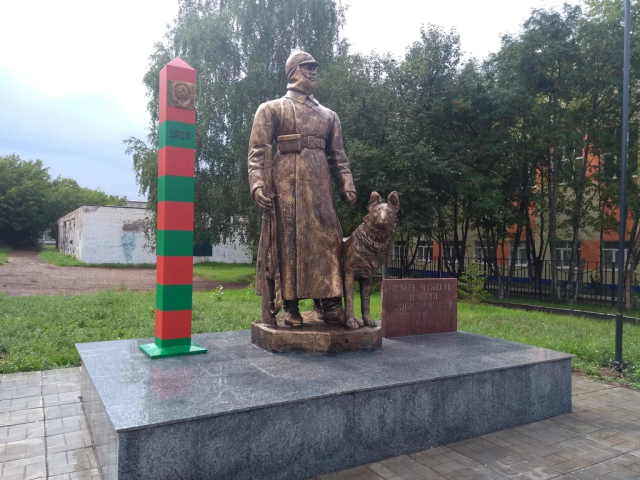 В Башкирии неизвестные оторвали ружье у памятника пограничнику