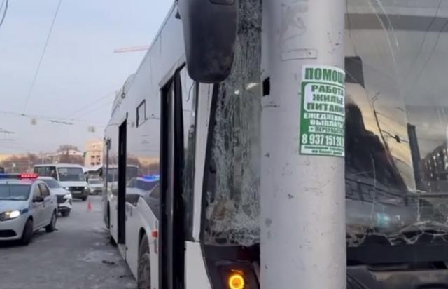 Несколько человек пострадали в аварии с маршрутным автобусом в Уфе