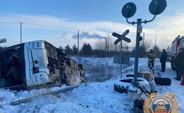 Автобус с вахтовиками опрокинулся перед железнодорожным переездом в Башкирии