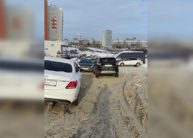 Жители Уфы пожаловались на заваленную снегом дорогу, а чиновники отчитались об уборке другой улицы