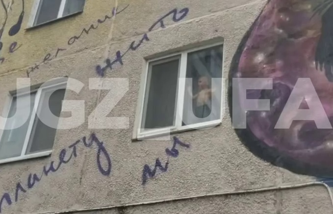 В Уфе 2-летний малыш едва не упал с окна второго этажа дома на Ушакова