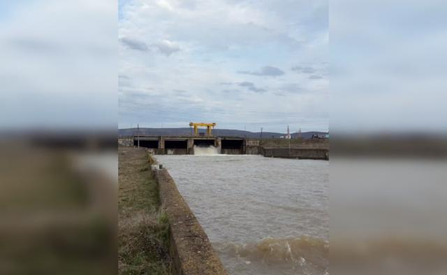 На Нугушском водохранилище начали спускать лишнюю воду На Нугушском водохранилище начали спускать лишнюю воду