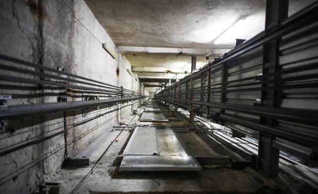 «Двери не открываются, кабина трясется»: уфимцы рассказали о самом «убитом» лифте в городе