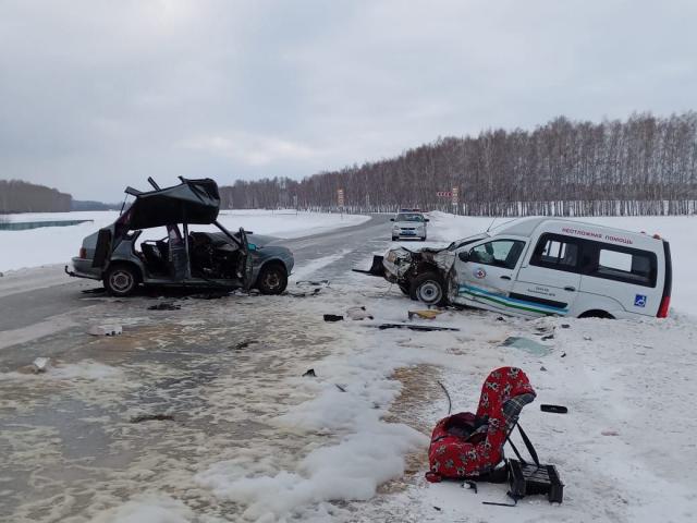 В Башкирии в ДТП со скорой помощью пострадали трое детей