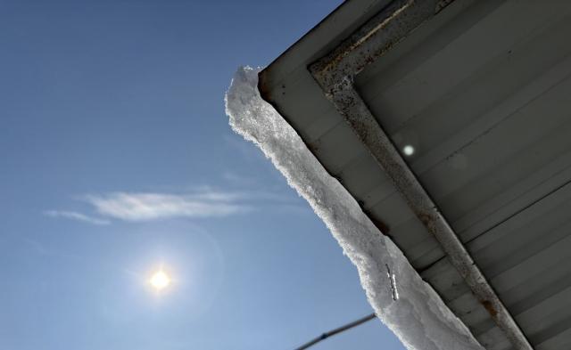 В Уфе снег с крыши упал на бабушку с внучкой