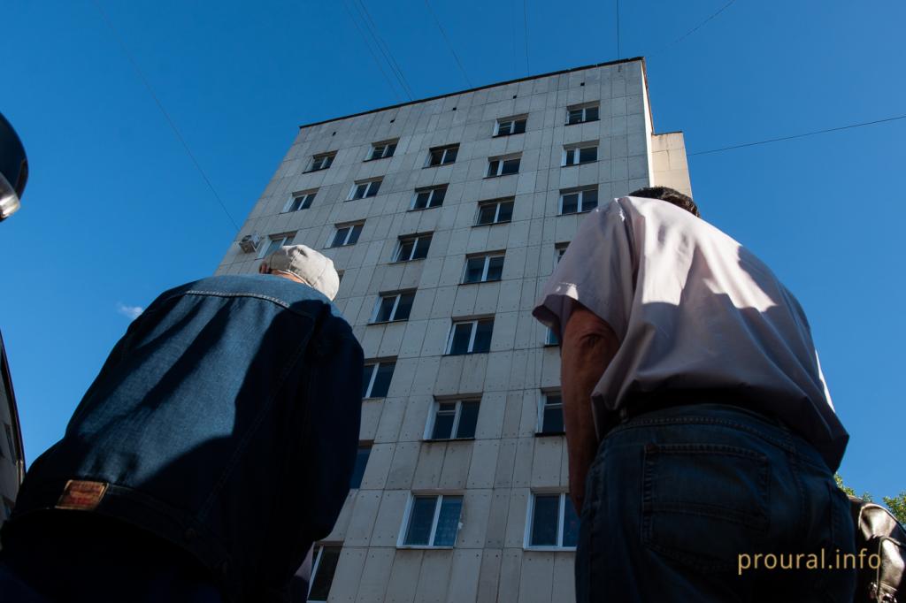 В Уфе под окнами многоэтажного дома нашли тело мужчины 