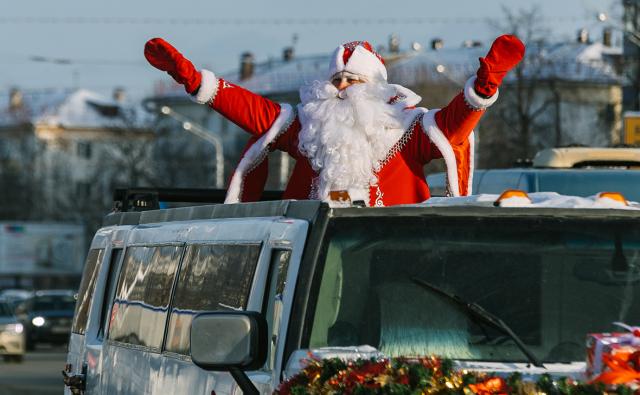 В Уфе прошел парад Дедов Морозов в новом формате – фоторепортаж