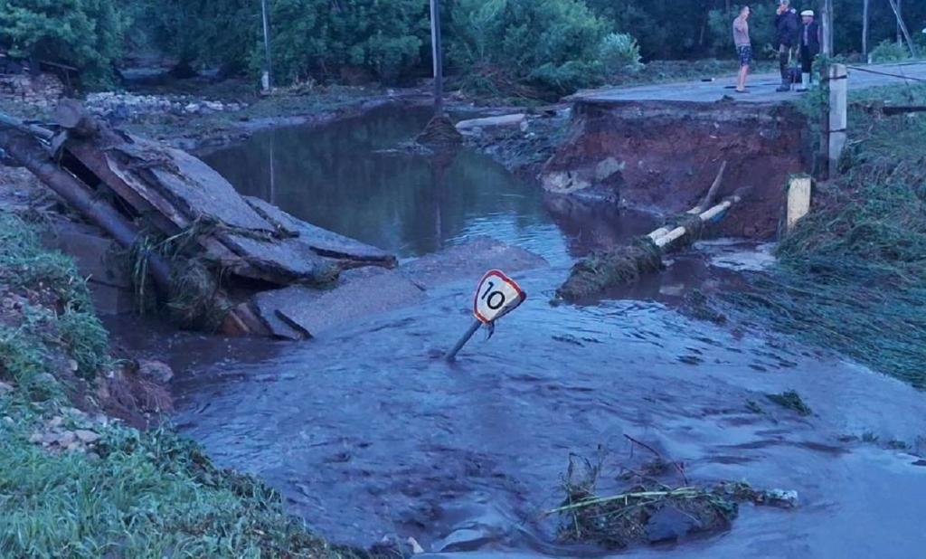 Дождевой паводок на западе Башкирии размыл мост