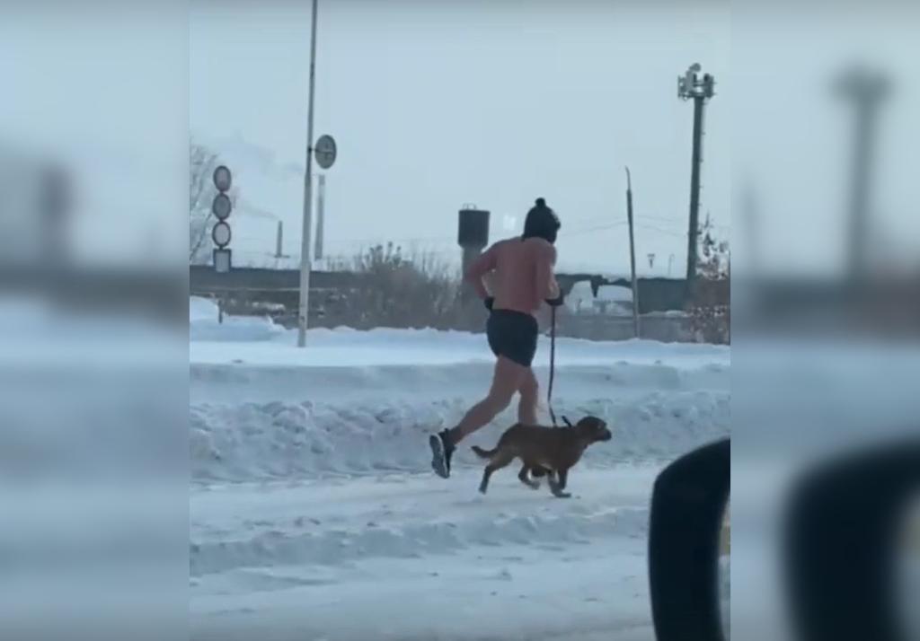 Житель Башкирии в мороз вышел на пробежку в одних шортах