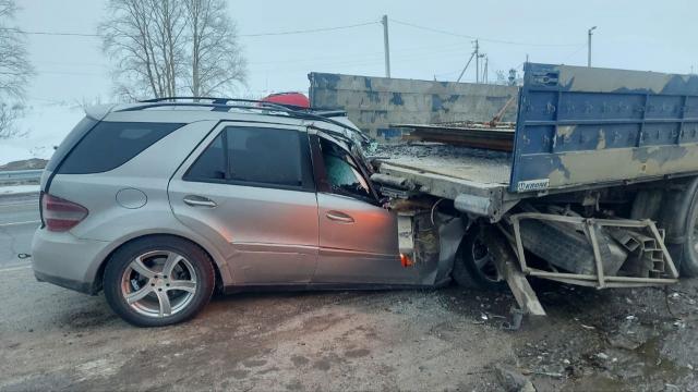 В Башкирии водитель «Мерседеса» погиб, врезавшись в фуру