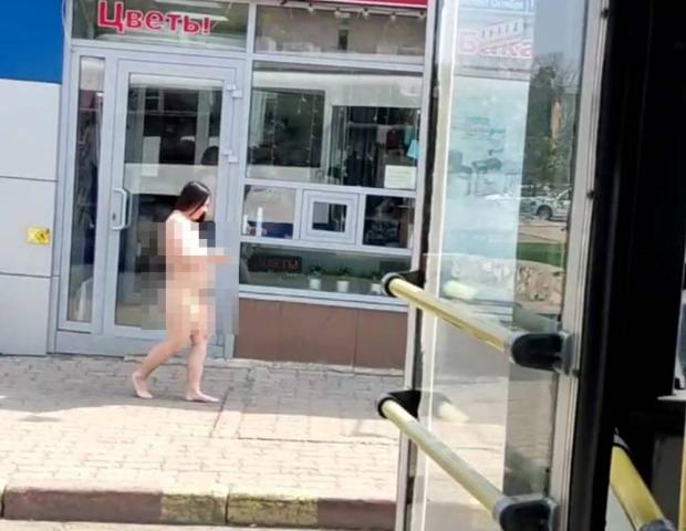 Обнаженная женщина прогулялась до магазина в Уфе — видео
