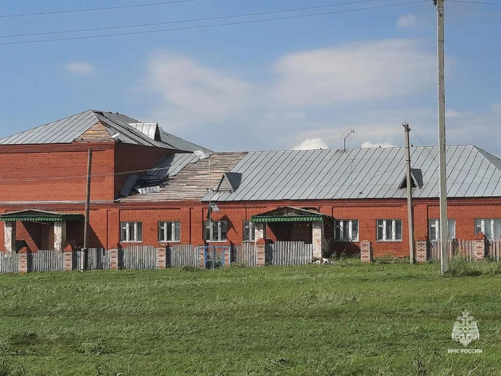 Сильный ветер и град повредили крыши 20 домов, ДК и детсада в Башкирии