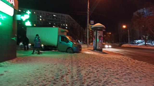 В Уфе за остановкой в снежной каше застрял грузовик