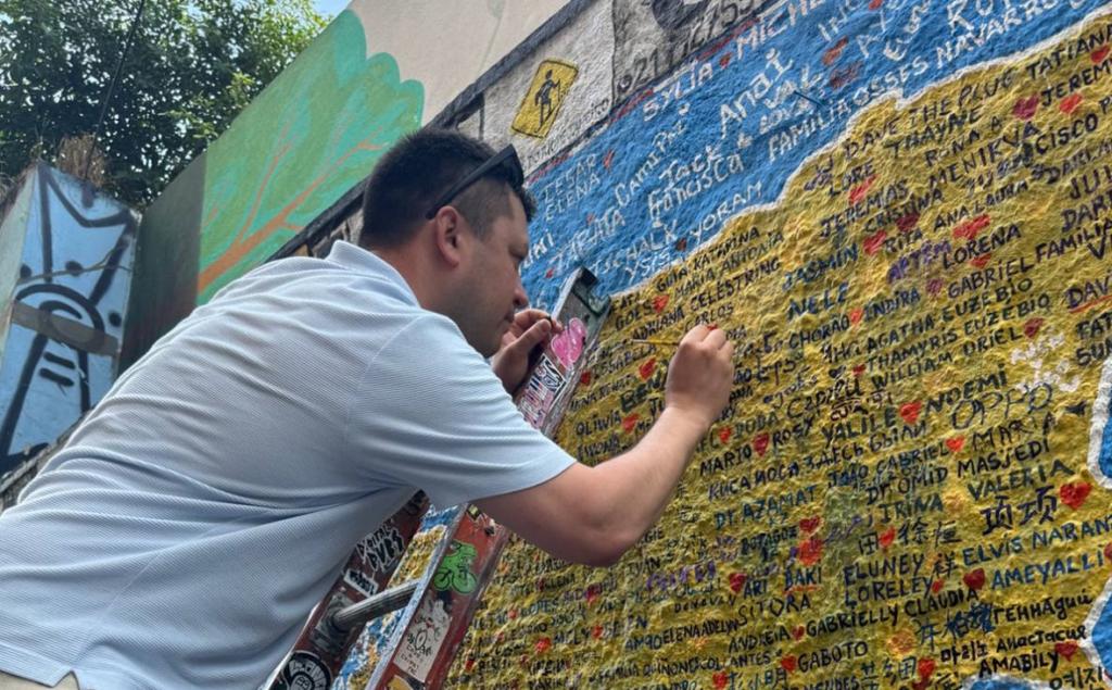 Мэр Уфы написал название города на стене в Рио-де-Жанейро