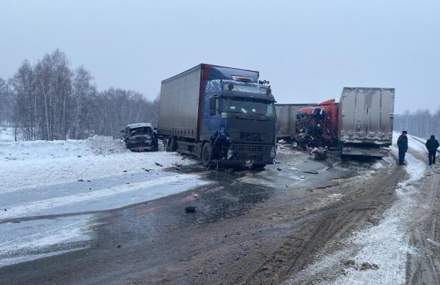 В Башкирии столкнулись два грузовика и две легковые машины