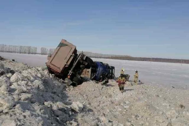 В Башкирии опрокинулся грузовик с щебнем