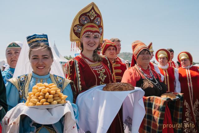 Бой Радия Хабирова и Стивена Сигала, скачки и этно-деревня: большой фоторепортаж с полей инвестиционного сабантуя