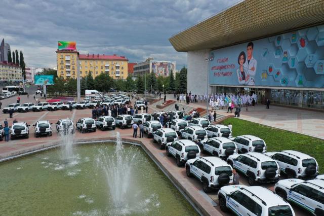 Больницам Башкирии передали 56 новых автомобилей