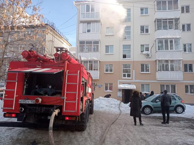 В Уфе из пожара эвакуировали 11 человек, трое из которых — дети