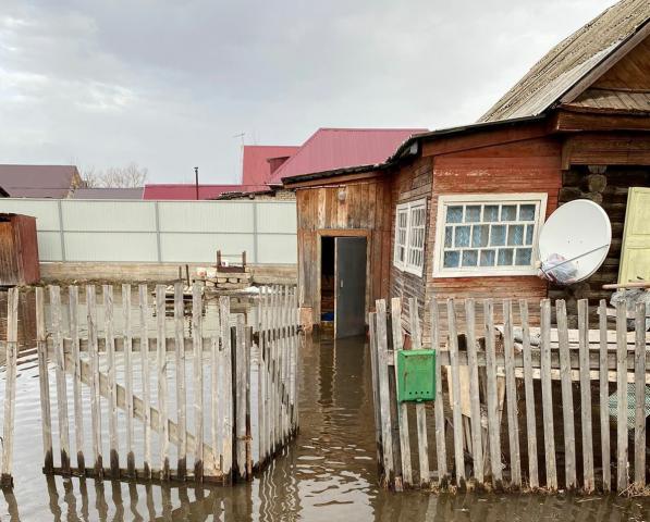 Под Уфой талая вода начала затапливать крупный поселок