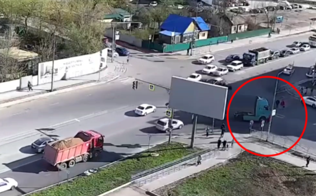 Жуткая авария в Уфе, где фура переехала пожилую женщину, попала на видео