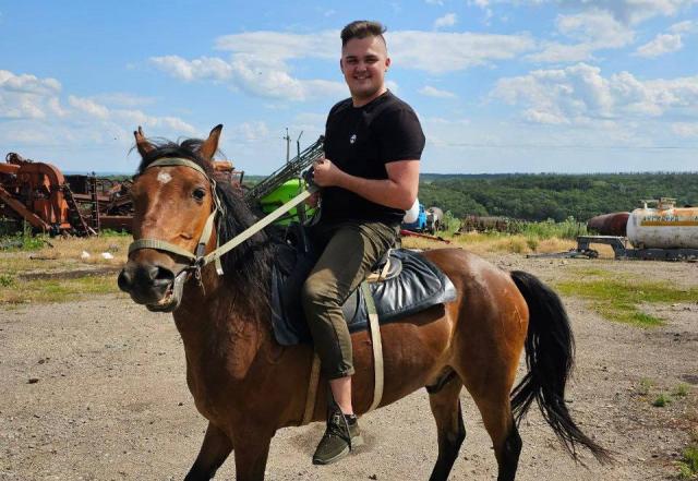 В зону СВО для бойцов привезли боевого коня башкирской породы