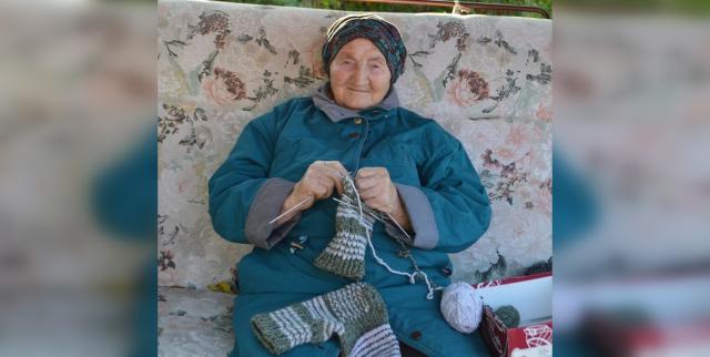 91-летняя бабушка из Башкирии вяжет теплые носки для военнослужащих