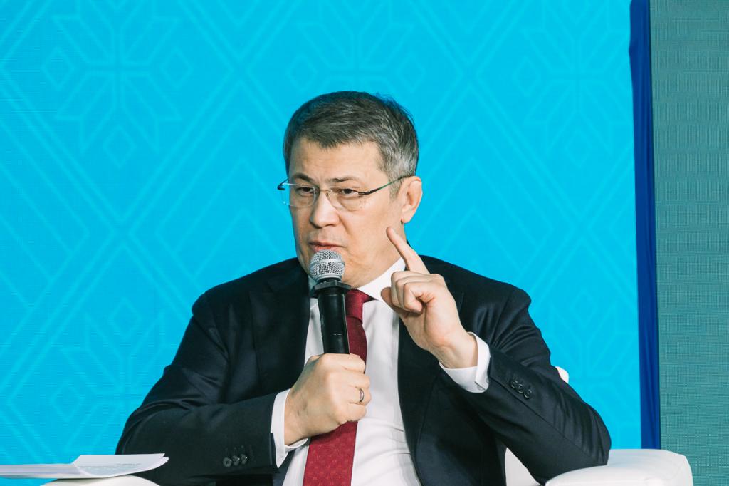 «Нам важно слышать наших юношей и девушек»: Радий Хабиров посетил Молодежный форум в Уфе