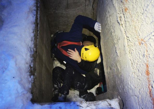 В Уфе спасатели вытащили из подвала 59-летнего мужчину