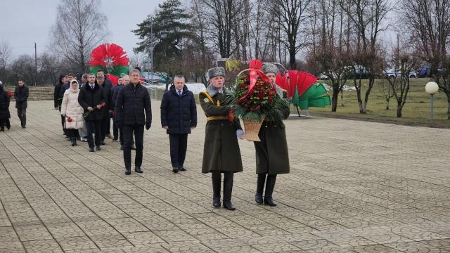 Радий Хабиров посетил памятник детям — жертвам Великой Отечественной войны 