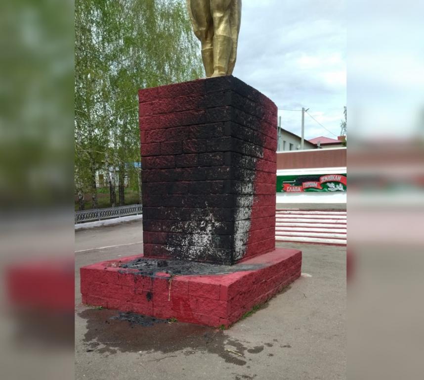 В Башкирии подожгли солдатский монумент