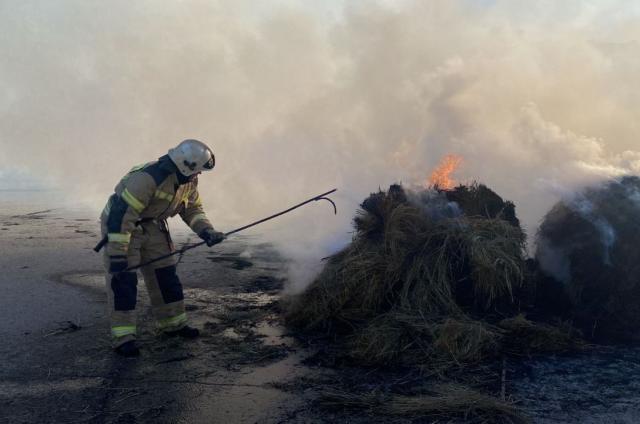 В Уфе водитель грузовика устроил дрифт и выбросил перед ТЦ гору горящего сена