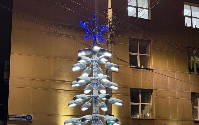 В Уфе появилась необычная елка из списанных уличных светильников В Уфе появилась необычная елка из списанных уличных светильников