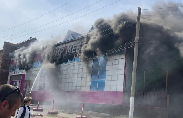 Видео: в Белебее горит крупный мебельный магазин