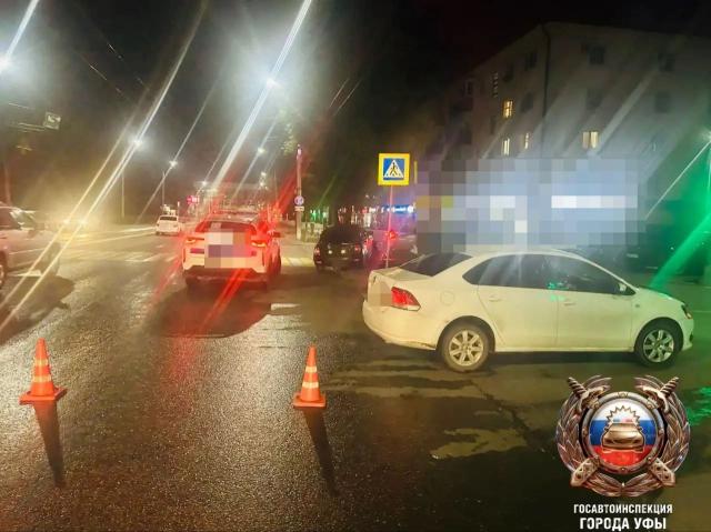 В Уфе водитель иномарки въехал в столб, пытаясь избежать аварии