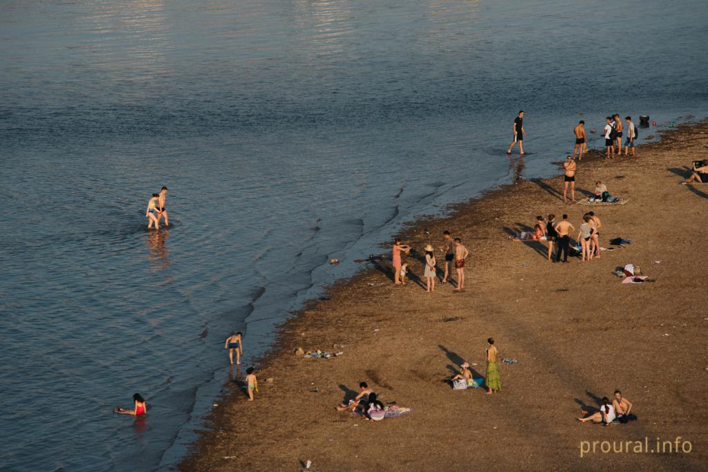 В Уфе спасатели вытащили из воды двух подростков