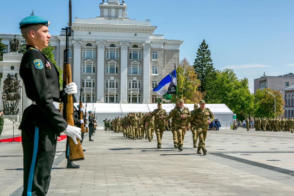 Фоторепортаж: в Уфе на боевое слаживание торжественно проводили артиллерийский дивизион имени Мугина Нагаева