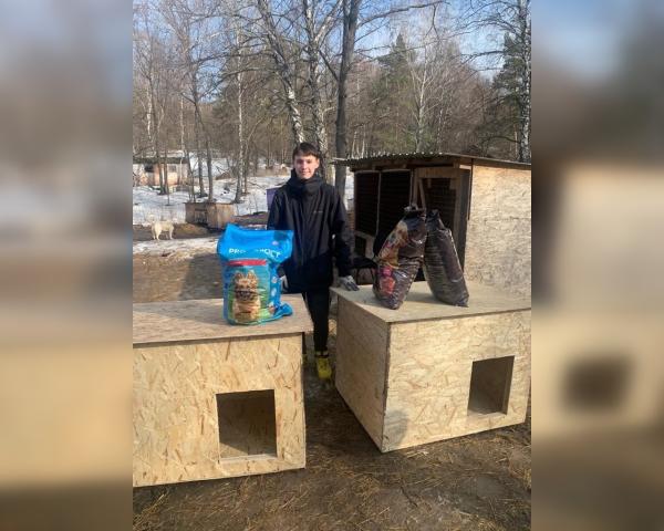 В Башкирии школьник подарил собачьему приюту две будки