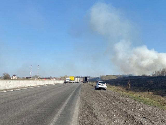 В Башкирии на трассе М5, вдоль которой горит сухая трава, столкнулись три автомобиля