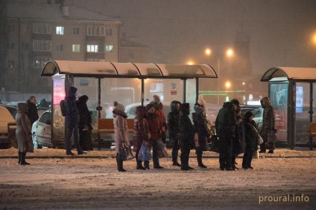В Уфе ребенок замерз на остановке, ожидая автобус