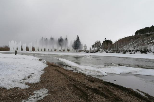 На реке Ай спасатели Башкирии подорвали лед 