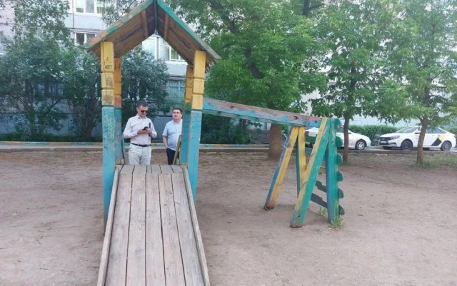 Общественники нашли в Уфе опасные детские площадки