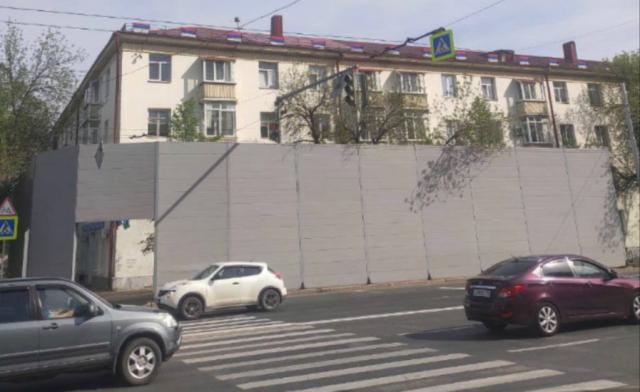 На уфимских домах вывесили перевернутые флаги России