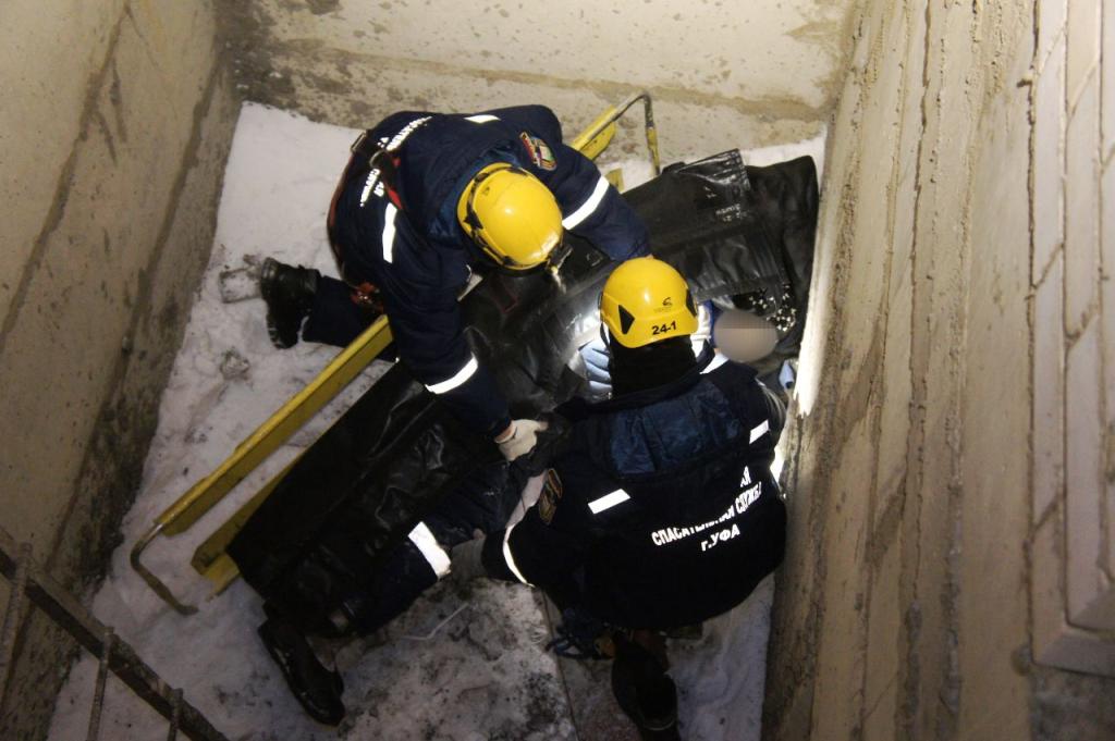 В Уфе строитель пережил падение в шахту лифта