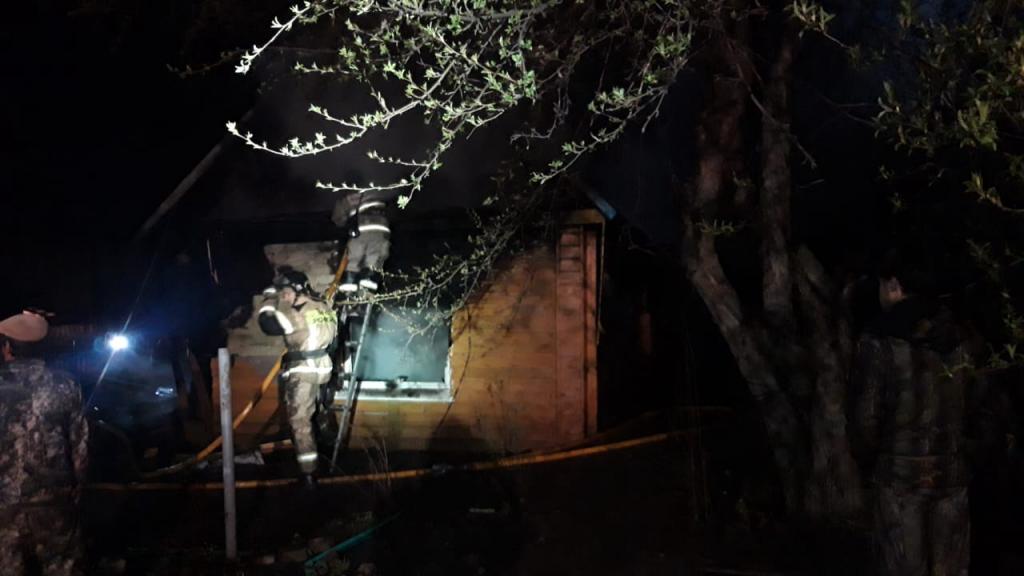 В Башкирии при пожаре в деревянном доме погибли двое мужчин