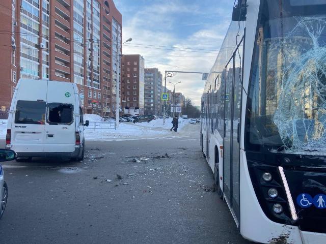 В Уфе столкнулись два автобуса