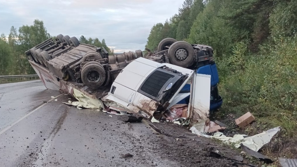 Фура — всмятку: в Башкирии на трассе перевернулся грузовик