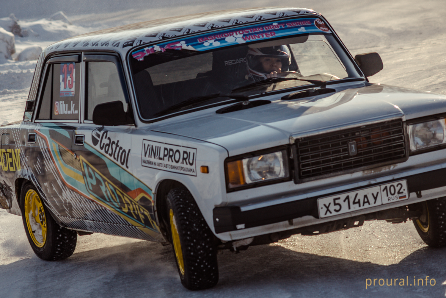 Красочные «Жигули» и прекрасные автоледи: в фоторепортаже Proural с чемпионата по зимнему дрифту