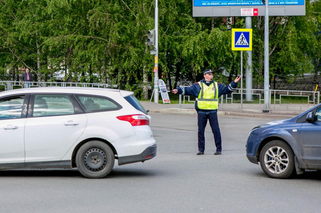 На месте аварии в Уфе, где погибли женщина с ребенком, спилили деревья